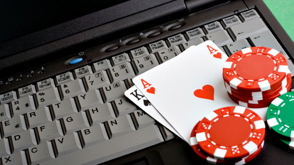 Online Casino mit Jetons Karten und Laptop