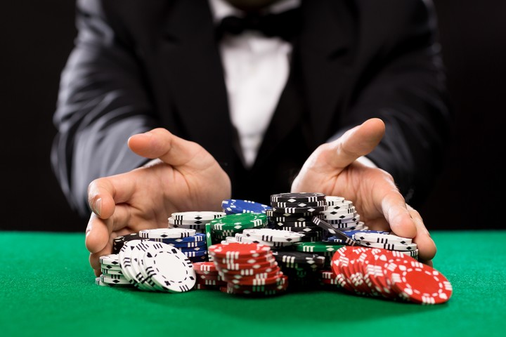Casino Jetons auf grünem Tisch
