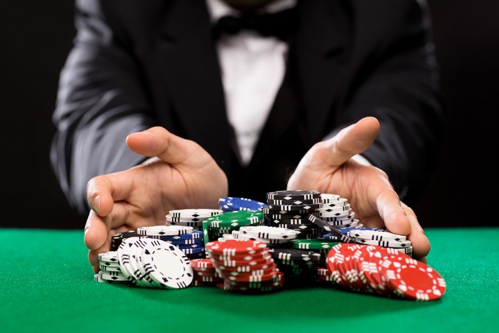 Casino Jetons auf grünem Tisch