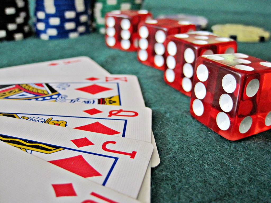 Glücksspiel mit Karten, Würfel und Jetons