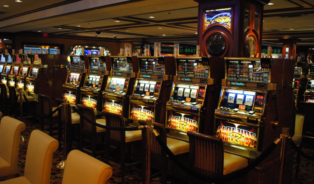 Einarmige Banditen in Reihe im Casino